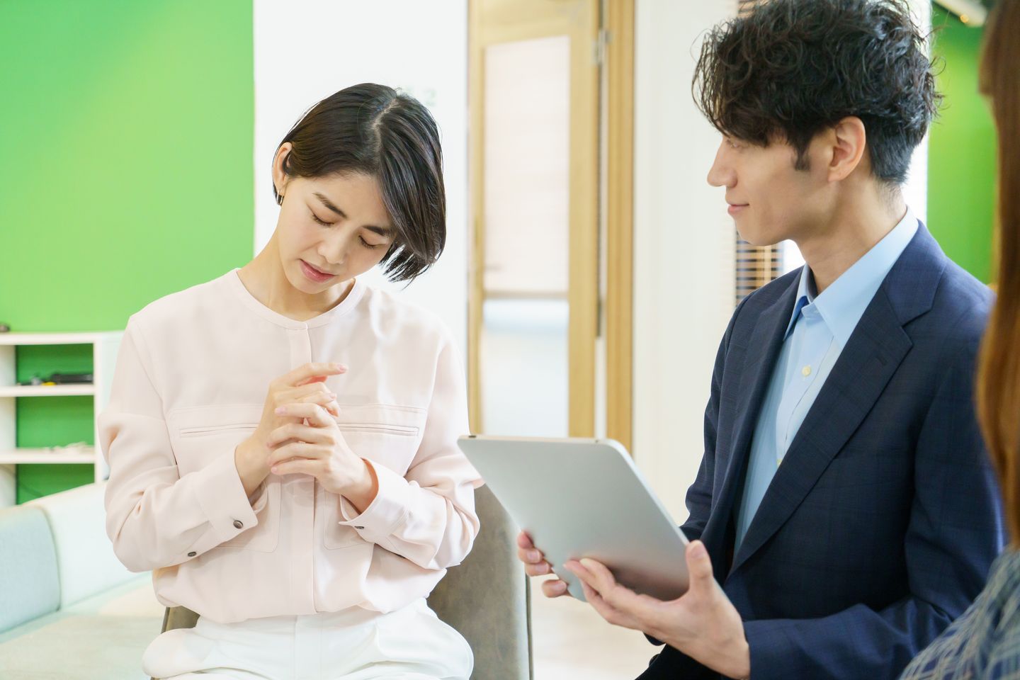 男性の相談員に話を聞いてもらう女性