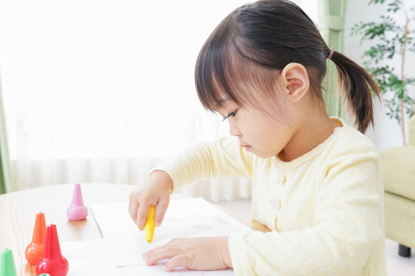 お絵かきに夢中になる子ども